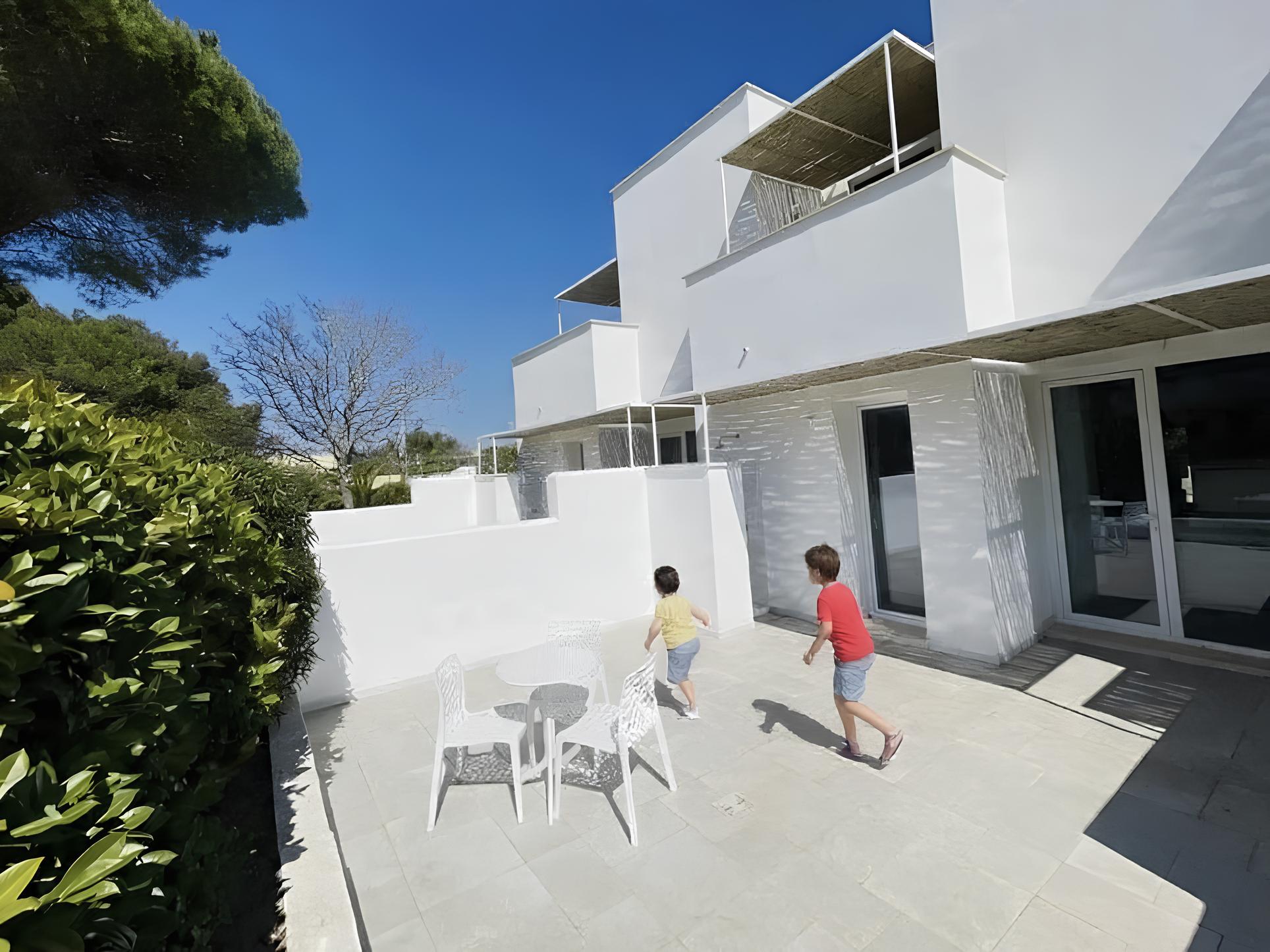 family comfort the village - patioUS